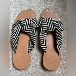 Universal Thread Sandals